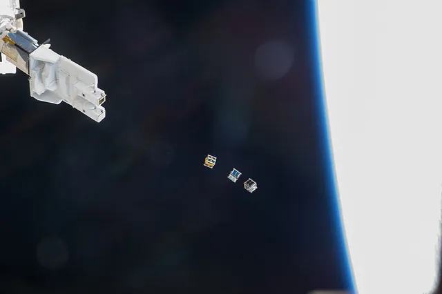Trois CubeSats éjectés depuis la Station spatiale internationale (19 novembre 2013).
