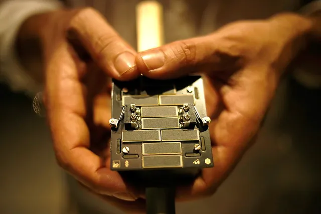 Un PocketQube : 5 cm de côté, il tient dans la main.