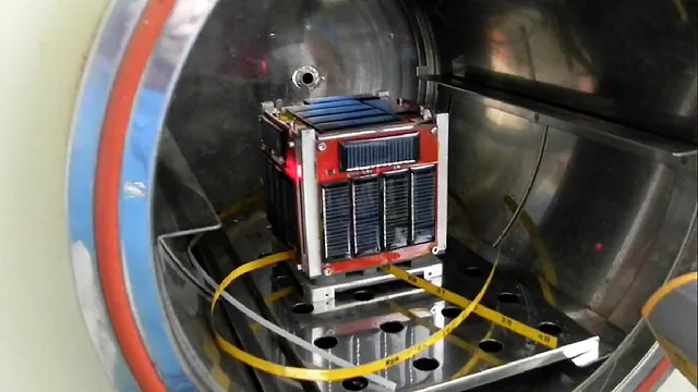 Le CubeSat F-1 dans sa chambre de vide thermique.