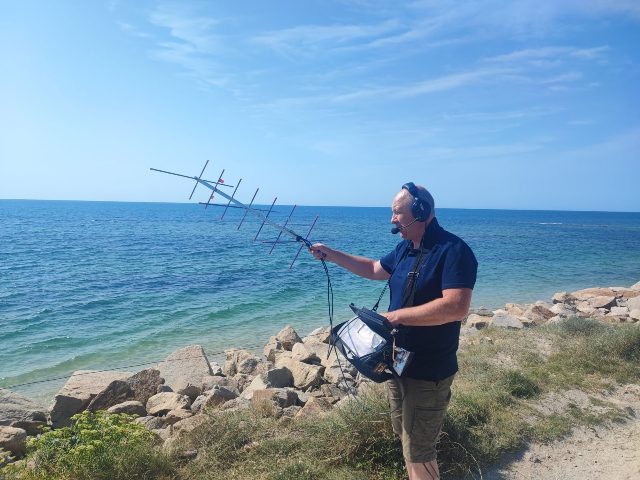 Working satellites by the sea, the Yagi in hand, the bag over the shoulder