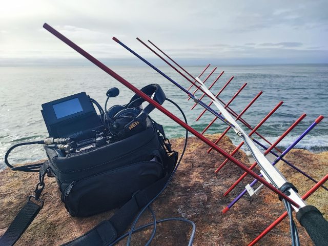 The bag and the crossed Yagi, on the rocks