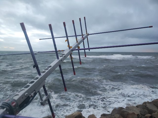 The crossed Yagi facing a rough sea, on the rocks — December 2025