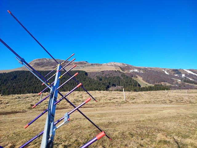 The crossed Yagi facing the snow-capped mountain — December 2025