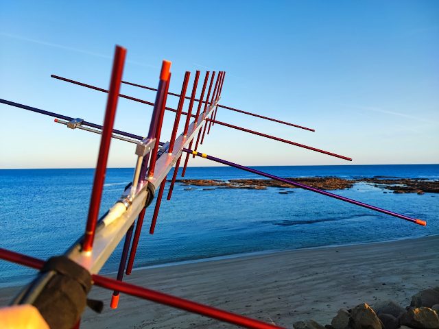 The crossed Yagi facing the sea, on the beach, late in the day — April 2024