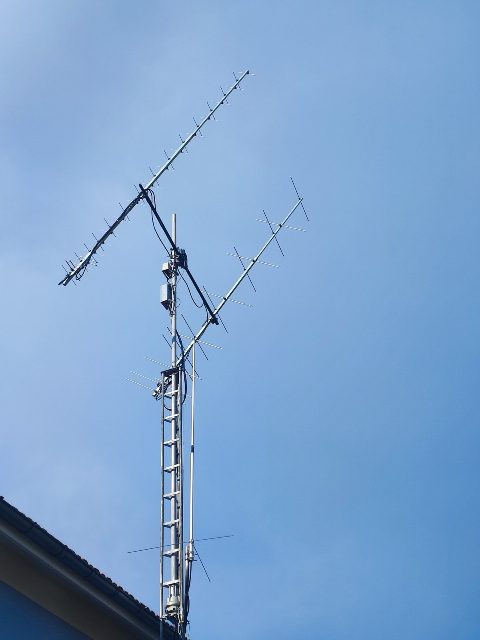 The tower in May 2024: the two crossed Yagis and the collinear, under a blue sky